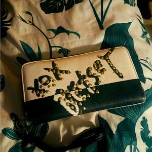 ❤️Betsey Johnson wallet❤️